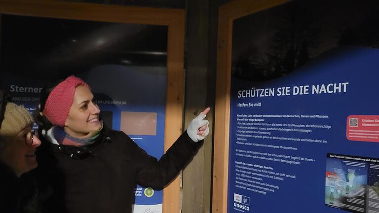 Sternenparkführerin Janina Kessler klärt auf, wie jeder dabei helfen kann, die Lichtverschmutzung zu verringern. - Sternenparkführerin Janina Kessler klärt auf, wie jeder dabei helfen kann, die Lichtverschmutzung zu verringern. Sternenparkführerin Janina Kessler klärt auf, wie jeder dabei helfen kann, die Lichtverschmutzung zu verringern. - Sternenparkführerin Janina Kessler klärt auf, wie jeder dabei helfen kann, die Lichtverschmutzung zu verringern.
