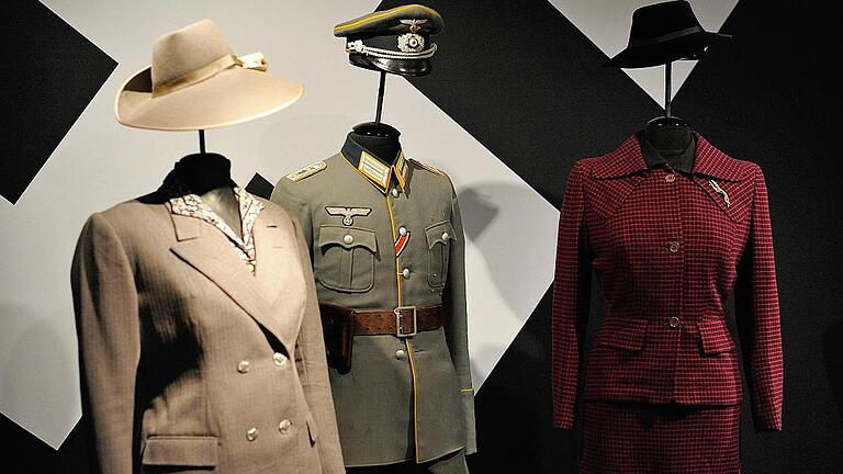 1_Uniform und streng geschnittenes Kostüm_1930er-40er Jahre_Jürgen Hoffmann_LVR INdustriemuseum       -  Manches Kleid wirkte wie eine Uniform.
