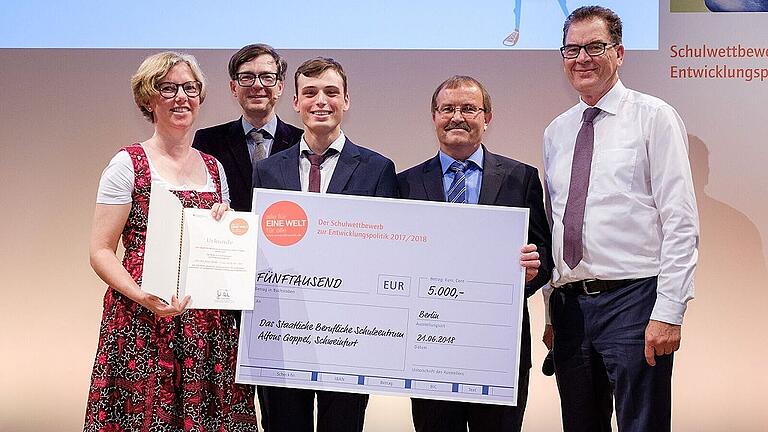 Verleihung des Schulpreises: Im Bild von links: Renate Käser (Projektkoordinatorin), Ralph Caspers (Moderator der Preisverleihung), Jonas Kruse (Schülersprecher), Rainer Schöler (Schulleiter), Gerd Müller (Bundesminister für wirtschaftliche Zusammenarbeit und Entwicklung).