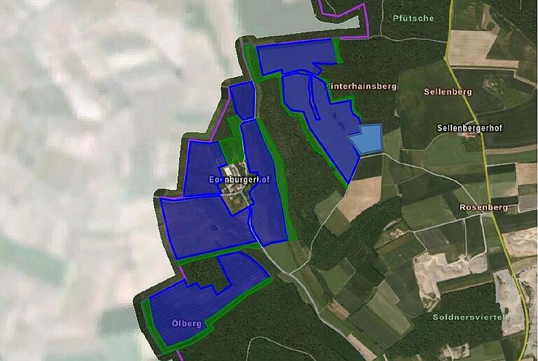 Einen Solarpark mit der Gesamtfläche von 130 Fußballfeldern möchte die Firma Südwerk rund um den Egenbergerhof bei Kirchheim bauen. Die blauen Flächen sind nach den Plänen des Projektentwicklers für Photovoltaik-Module vorgesehen, grün sind die Ausgleichsflächen.