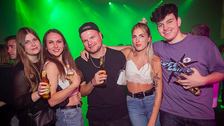 Zahlreiche Partyleute feiern am Freitag 14.10.23 die 'Party hoch Zwei' in der Posthalle in Würzburg.