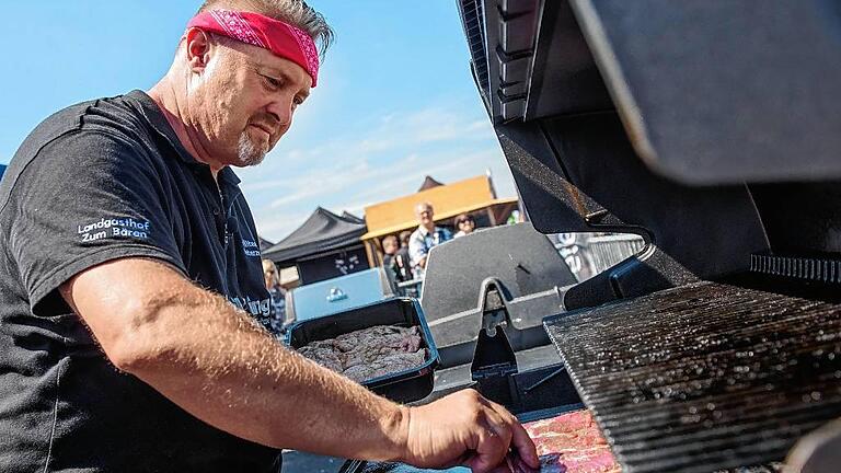 21. Deutsche Grillmeisterschaften - Er ging als Deutscher Grill- und Barbecuemeister bei den Deutschen Grillmeisterschaften in Fulda ins Rennen: Peter Zeitler. Rund 40 Teams grillten bei dem Wettbewerb um insgesamt 13 900 Euro Preisgeld.Foto: Candy Welz/dpa 21. Deutsche Grillmeisterschaften - Er ging als Deutscher Grill- und Barbecuemeister bei den Deutschen Grillmeisterschaften in Fulda ins Rennen: Peter Zeitler. Rund 40 Teams grillten bei dem Wettbewerb um insgesamt 13 900 Euro Preisgeld.Foto: Candy Welz/dpa