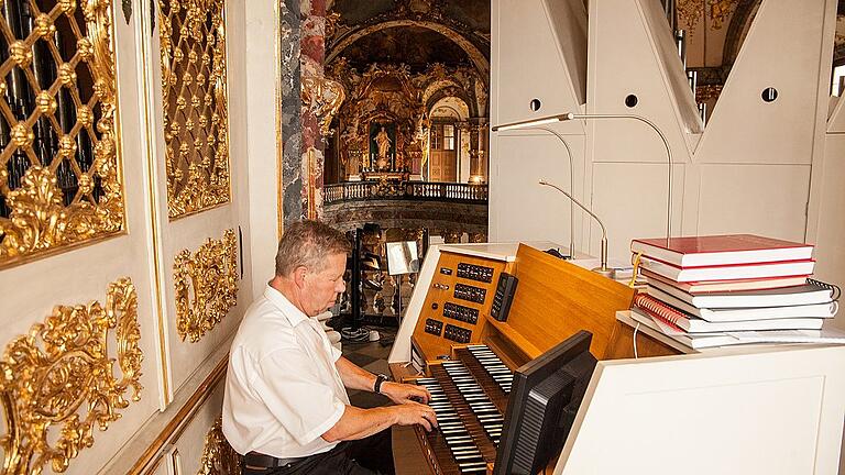Ein schlichter Arbeitsplatz in einer der prunkvollsten Kirche Würzburgs ist die Orgel auf der Empore der Hofkirche, wo Reinhold Meurer seit fast 30 Jahren Dienst tut. Ein schlichter Arbeitsplatz in einer der prunkvollsten Kirche Würzburgs ist die Orgel auf der Empore der Hofkirche, wo Reinhold Meurer seit fast 30 Jahren Dienst tut.