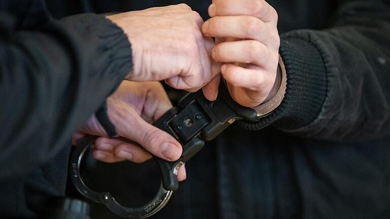 Hat Norbert B. vor 40 Jahen in Aschaffenburg die 15-jährige Christiane umgebracht? Stück für Stück setzt das Landgericht im Prozess die Indizien zusammen. Hat Norbert B. vor 40 Jahen in Aschaffenburg die 15-jährige Christiane umgebracht? Stück für Stück setzt das Landgericht im Prozess die Indizien zusammen.