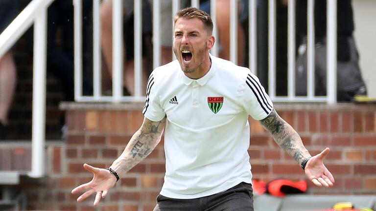 So sieht Entschlossenheit aus: FC-05-Trainer Tobias Strobl fordert von seiner Mannschaft ein Maximum an Laufbereitschaft und -intensität. So sieht Entschlossenheit aus: FC-05-Trainer Tobias Strobl fordert von seiner Mannschaft ein Maximum an Laufbereitschaft und -intensität.
