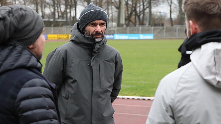 Führungskreis: Am Rande des FC-05-Trainingsauftakts bespricht sich der Schweinfurter Sportleiter Robert Hettich (Mitte) mit Geschäftsführer Markus Wolf (links) und Trainer Tobias Strobl.