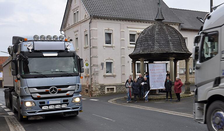 Mit Autos und Traktoren, die durch Lastwagen verdeckt sind, demonstrieren engagierte Bürger gegen den schleppenden Ausbau der Umgehungsstraße. Mit Autos und Traktoren, die durch Lastwagen verdeckt sind, demonstrieren engagierte Bürger gegen den schleppenden Ausbau der Umgehungsstraße.