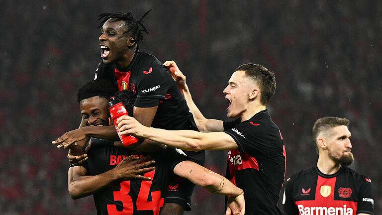 1. FC Kaiserslautern - Bayer 04 Leverkusen       -  Leverkusens Spieler jubeln über den Sieg.