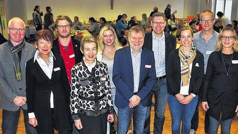 Großer Erfolg der Fachtagung: Unser Bild zeigt (von links) den Caritas-Vorsitzenden Johannes Simon, das Team der Beratungsstelle mit  Marianne Frisch, Michael Brauner, Zäzilia Kehl, Miriam Nusser und dem Leiter Gerhard Lutz sowie die Referenten Thorsten Bührmann, Katharina Boehmer und Martin Lemme sowie die Geschäftsführerin der Caritas, Anke Schäflein.