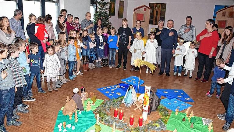 Krippenfeier: Rund 140 Kleinkinder, Eltern und einige Großeltern nahmen an der harmonischen Feier im Pfarrer-Hersam-Haus teil. Krippenfeier: Rund 140 Kleinkinder, Eltern und einige Großeltern nahmen an der harmonischen Feier im Pfarrer-Hersam-Haus teil.