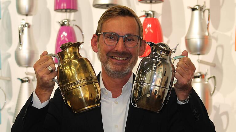 Im vergangenen Jahr hatte Alfi-Chef Bernhard Mittelmann noch Grund zur Freude, weil die 'Kanzlerkanne' 100 Jahre alt wurde. Jetzt muss der Geschäftsführer einen massiven Stellenabbau am Stammsitz des Unternehmens in Bestenheid verkünden. Im vergangenen Jahr hatte Alfi-Chef Bernhard Mittelmann noch Grund zur Freude, weil die 'Kanzlerkanne' 100 Jahre alt wurde. Jetzt muss der Geschäftsführer einen massiven Stellenabbau am Stammsitz des Unternehmens in Bestenheid verkünden.