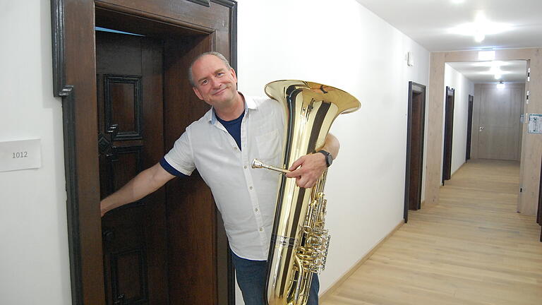 An der Musikakademie in Hammelburg gelangen Dozenten und Kursteilnehmer zum Übernachten durch schmale Türen in die ehemaligen Klosterzellen. An der Musikakademie in Hammelburg gelangen Dozenten und Kursteilnehmer zum Übernachten durch schmale Türen in die ehemaligen Klosterzellen. 