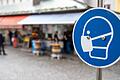 Ein Schild fordert am Viktualienmarkt in der Münchner Innenstadt zum Tragen einer Mund-Nasen-Bedeckung auf. Am 24. September trat in der Landeshauptstadt die Maskenpflicht an größeren Plätzen und Fußgängerzonen in Kraft.&nbsp;