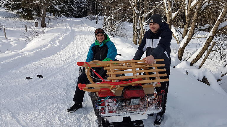 Schnee macht Spaß: Philipp und Jonas Herbert sorgen auch für den Schlittentransport in Ginolfs.