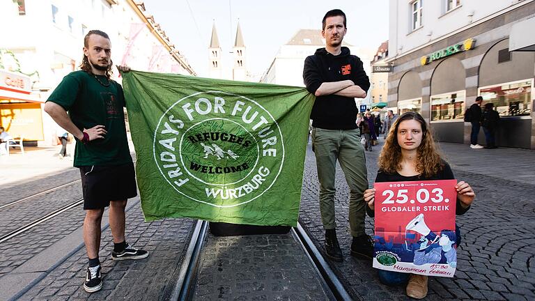 Benedikt Schürzinger (von links), Johannes Kirchhoff und Mirjam Rube von Fridays for Future Würzburg sehen sich durch den Ukraine-Krieg in ihren Positionen bestärkt.