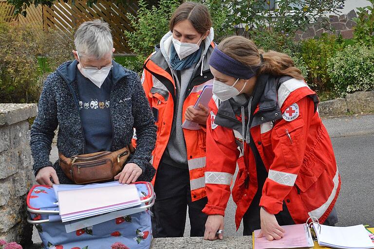 Jedes Detail muss stimmen: Prüferin Anette Quandt und die Prüfungsleiterinnen Ida Storch und Alexandra Klinger von der Rettungshundestaffel Rhön-Grabfeld dokumentieren Zeit und Trail ebenso wie Wetterlage und Windrichtung beim Legen der Spur. Jedes Detail muss stimmen: Prüferin Anette Quandt und die Prüfungsleiterinnen Ida Storch und Alexandra Klinger von der Rettungshundestaffel Rhön-Grabfeld dokumentieren Zeit und Trail ebenso wie Wetterlage und Windrichtung beim Legen der Spur.