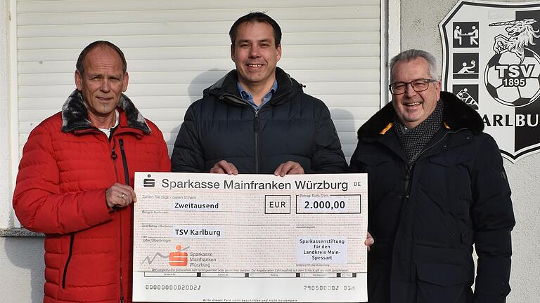 Übergabe des Spendenschecks der Sparkasse (von links): Rainer Schrauth (Förderkreis), Michael Rösch (Vorsitzender TSV Karlburg) und Peter Schmitt (Gebietsdirektor Sparkasse). Übergabe des Spendenschecks der Sparkasse (von links): Rainer Schrauth (Förderkreis), Michael Rösch (Vorsitzender TSV Karlburg) und Peter Schmitt (Gebietsdirektor Sparkasse).