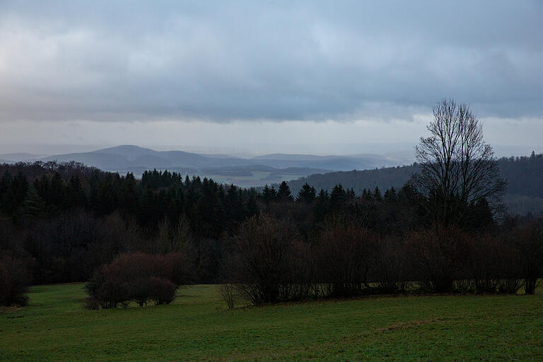 Auch bei wolkenverhangenem Himmel. Blick in die Rhön. Auch bei wolkenverhangenem Himmel. Blick in die Rhön.
