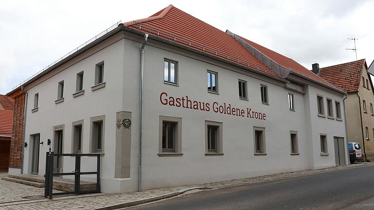 Nach mehr als drei Jahren ist der Umbau des Gasthauses Goldene Krone in Mönchsondheim vollendet. Jetzt fehlt der Stadt nur noch ein Pächter. Nach mehr als drei Jahren ist der Umbau des Gasthauses Goldene Krone in Mönchsondheim vollendet. Jetzt fehlt der Stadt nur noch ein Pächter.