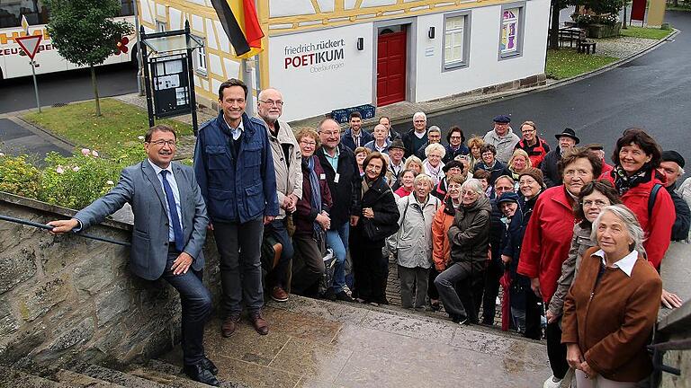 Mit vielen interessierten Landkreisbürgern besuchte Landrat Florian Töpper (Zweiter von links).