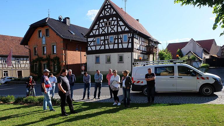Die Parksituation 'An der Linde' in Rothhausen  nahmen Thundorfs Gemeinderäte unter die Lupe. Foto:  Philipp Bauernschubert       -  Die Parksituation 'An der Linde' in Rothhausen  nahmen Thundorfs Gemeinderäte unter die Lupe. Foto:  Philipp Bauernschubert