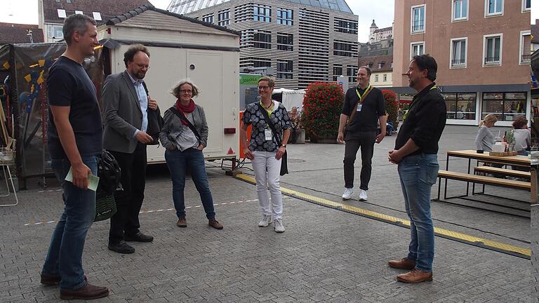 Tourismus-Tour mit Gästeführern: Die Abgeordneten Christian Zwanziger (von links) und Patrick Friedl, Stadträtin Simone Artz sowie Antje Hansen, Adrian Börner und Michael Schurr vom Verein Würzburger Gästeführer waren sich einig, dass sie sich für Würzburgs Innenstadt weniger Autos und mehr Bäume wünschen. Tourismus-Tour mit Gästeführern: Die Abgeordneten Christian Zwanziger (von links) und Patrick Friedl, Stadträtin Simone Artz sowie Antje Hansen, Adrian Börner und Michael Schurr vom Verein Würzburger Gästeführer waren sich einig, dass sie sich für Würzburgs Innenstadt weniger Autos und mehr Bäume wünschen.