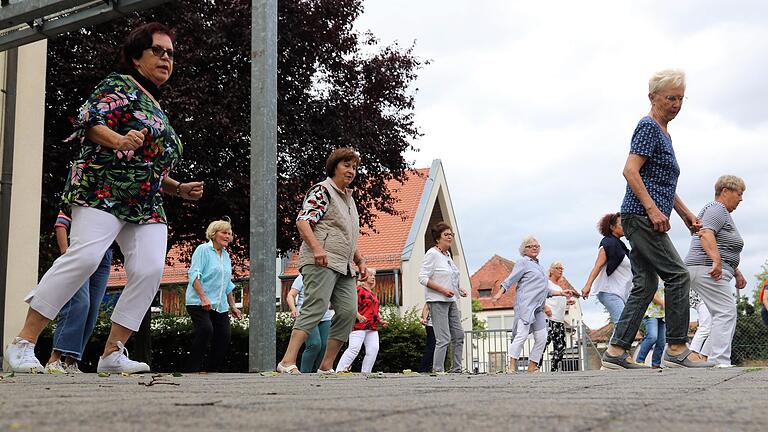 In Corona-Zeiten tanzt der Tanzkreis 50+ einfach im Freien: Leiterin Marianne Mann (links) hat dafür ihr Tanzprogramm umgestellt und ein Hygiene-Konzept ausgearbeitet.