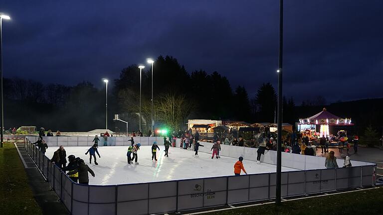 Die Eröffnung der Eisbahn im November war für Familien mit Kindern ein Glücksfall. Das Freizeitangebot kann trotz Pandemie aufrechterhalten bleiben, allerdings konnten keine Events stattfinden, diese sind verschoben. - Die Eröffnung der Eisbahn im November war für Familien mit Kindern ein Glücksfall. Das Freizeitangebot kann trotz Pandemie aufrechterhalten bleiben, allerdings konnten keine Events stattfinden, diese sind verschoben. Die Eröffnung der Eisbahn im November war für Familien mit Kindern ein Glücksfall. Das Freizeitangebot kann trotz Pandemie aufrechterhalten bleiben, allerdings konnten keine Events stattfinden, diese sind verschoben. - Die Eröffnung der Eisbahn im November war für Familien mit Kindern ein Glücksfall. Das Freizeitangebot kann trotz Pandemie aufrechterhalten bleiben, allerdings konnten keine Events stattfinden, diese sind verschoben.