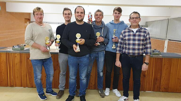 Gewinner Königsschießen DJK Tiefenthal: (von links) Toni Stumpf 1. Ritter, Simon Spath Glücksschuss, Daniel Müller Schützenkönig (Vereinsmeister Schützenklasse), Karsten Schlötter 2. Ritter, Marcel Weimann (Vereinsmeister Jugendklasse), Rainer Freund 1. Schützenmeister (Vereinsmeister Luftpistole).