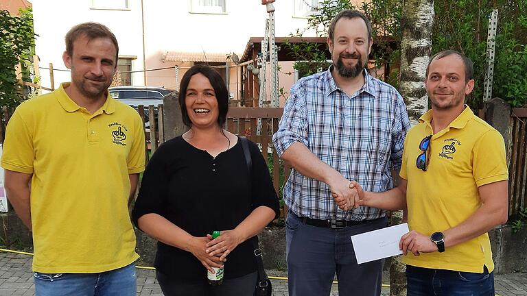 Spendenübergabe durch Marcel Retter (rechts) und Markus Ludwig (links) an Andrea Dumrauf (Kindergartenleitung) und Michael Brückner (Vorstand Kindergartenverein).