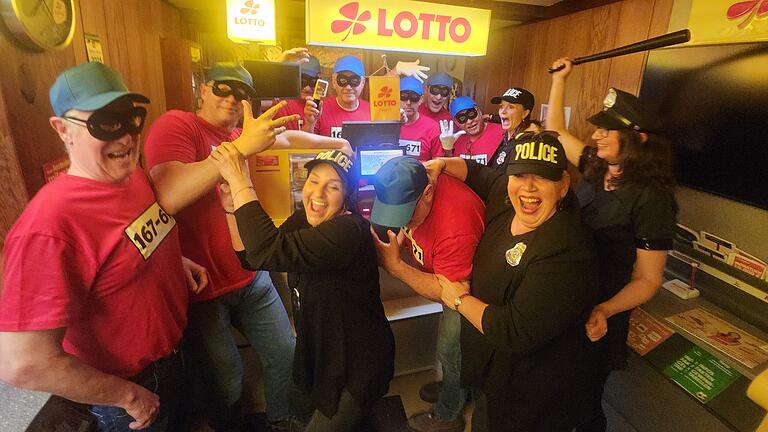 Die Kneipe Mangold in Münnerstadt - Ausgelassen und voller Lebensfreude: Ein Stammtisch verkleidete sich beim Kappenabend 2025 als Panzerknacker, die die Lotto-Annahmestelle überfielen. Glücklicherweise griffen 'Polizistinnen' ein. Die Kneipe Mangold in Münnerstadt - Ausgelassen und voller Lebensfreude: Ein Stammtisch verkleidete sich beim Kappenabend 2025 als Panzerknacker, die die Lotto-Annahmestelle überfielen. Glücklicherweise griffen 'Polizistinnen' ein.