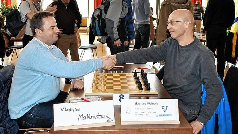 Handschlag bei Makorchyk gegen Weineck: Der Bad Königshöfer Asylbewerber (links) hatte keine Chance gegen den aus Würzburg kommenden Vereinsspieler Ekkehard Weineck, schlug sich aber wacker. Handschlag bei Makorchyk gegen Weineck: Der Bad Königshöfer Asylbewerber (links) hatte keine Chance gegen den aus Würzburg kommenden Vereinsspieler Ekkehard Weineck, schlug sich aber wacker.