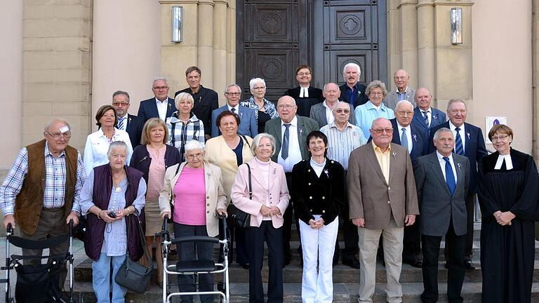 Sie gingen vor 50, 60, 65 und 70 Jahren zur Konfirmation. Jetzt feierten sie das Jubiläum in der Bad Kissinger Erlöserkirche . Foto: Peter Rauch - Sie gingen vor 50, 60, 65 und 70 Jahren zur Konfirmation. Jetzt feierten sie das Jubiläum in der Bad Kissinger Erlöserkirche . Foto: Peter Rauch Sie gingen vor 50, 60, 65 und 70 Jahren zur Konfirmation. Jetzt feierten sie das Jubiläum in der Bad Kissinger Erlöserkirche . Foto: Peter Rauch - Sie gingen vor 50, 60, 65 und 70 Jahren zur Konfirmation. Jetzt feierten sie das Jubiläum in der Bad Kissinger Erlöserkirche . Foto: Peter Rauch