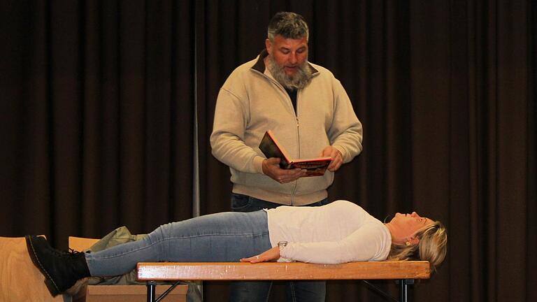 Die Proben für das Stück 'Oi Elend künnt selten äloi!!' der Theatergruppe Rhöngeist sind in vollem Gange. Auch heuer stehen wieder bekannte 'Originale' wie Ingo Sitzmann und Eva Reder-Hitzke auf der Bühne. Die Proben für das Stück 'Oi Elend künnt selten äloi!!' der Theatergruppe Rhöngeist sind in vollem Gange. Auch heuer stehen wieder bekannte 'Originale' wie Ingo Sitzmann und Eva Reder-Hitzke auf der Bühne.