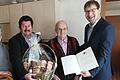 Bürgermeister Georg Wyrwoll überreichte dem Jubilar Karl Herrmann die Urkunde des Ministerpräsidenten im Beisein von Ortsvorsteher Emil Baunach und der Tochter des Geburtstagskindes.