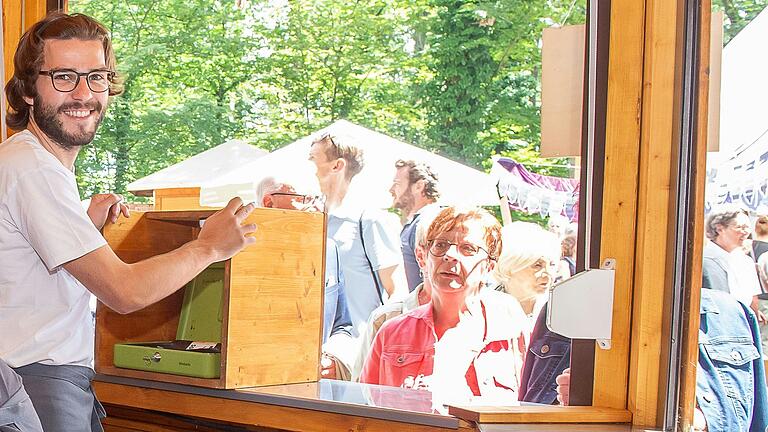 Marius Mergenthal als Kassier im Pizzastand. Marius Mergenthal als Kassier im Pizzastand.