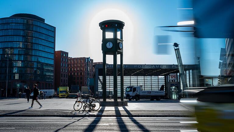 100 Jahre Ampel in Deutschland       -  Heute steht am Potsdamer Platz eine Nachbildung des Ampelturms. (Archivbild)