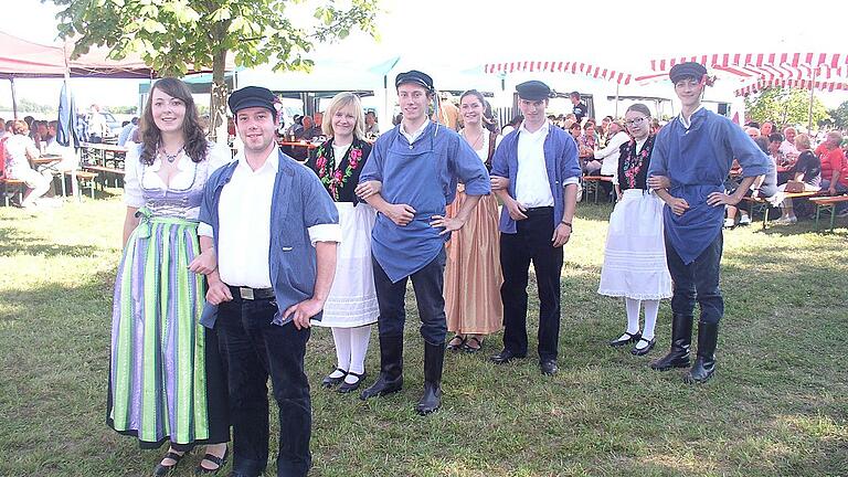 Auch zum 20. Grenzsteinfest am Mittwoch, 5.  September, ab 15 Uhr  am Grenz- und Gedenkstein laden die Bürgermeister von Sennfeld und Gochsheim, Oliver Schulze und Helga Fleischer, ein. Für Unterhaltung sorgen &bdquo;Die Jungen Sennfelder&ldquo; sowie die Planpaare aus den beiden Dörfern Gochsheim und Sennfeld führen beim nzsteinfest ihre Tänze auf.