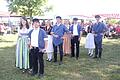 Auch zum 20. Grenzsteinfest am Mittwoch, 5.  September, ab 15 Uhr  am Grenz- und Gedenkstein laden die Bürgermeister von Sennfeld und Gochsheim, Oliver Schulze und Helga Fleischer, ein. Für Unterhaltung sorgen &bdquo;Die Jungen Sennfelder&ldquo; sowie die Planpaare aus den beiden Dörfern Gochsheim und Sennfeld führen beim nzsteinfest ihre Tänze auf.