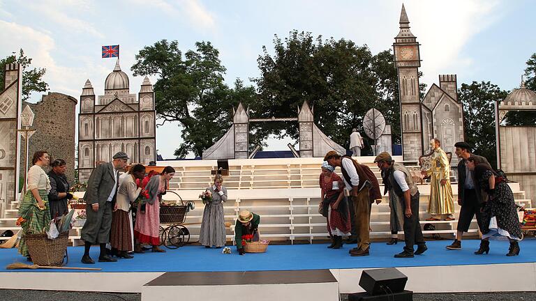 Ja, was suchen sie denn? Momentaufnahme aus dem Musical, das bereits 2013 erfolgreich auf der Bühne des Schlosstheaters im hessischen Amöneburg aufgeführt wurde. Ja, was suchen sie denn? Momentaufnahme aus dem Musical, das bereits 2013 erfolgreich auf der Bühne des Schlosstheaters im hessischen Amöneburg aufgeführt wurde.