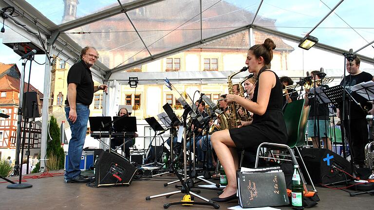 Die Vokal Brass Bigband mit Udo Schneider begleitete den Sommerzauber musikalisch.