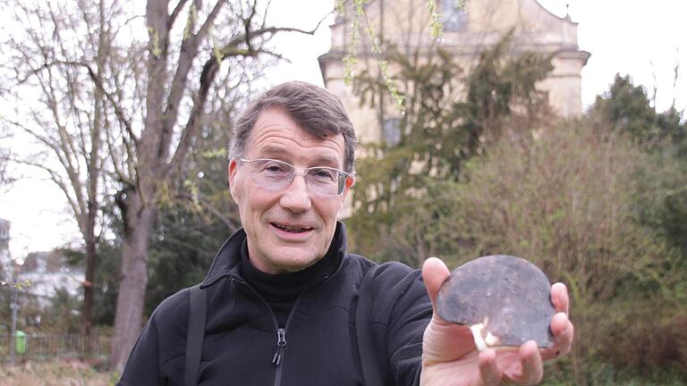 Malte Meinck posiert für seinen Aprilscherz mit einer Muschel am Liebfrauensee.       -  Malte Meinck posiert für seinen Aprilscherz mit einer Muschel am Liebfrauensee.