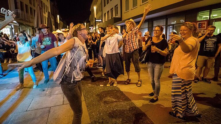 Feiern, Party, Spaß haben: Beim Stadtfest in Schweinfurt kommen zehntausende Menschen zusammen. 2023 findet das Stadtfest am 25. und 26. August statt. Feiern, Party, Spaß haben: Beim Stadtfest in Schweinfurt kommen zehntausende Menschen zusammen. 2023 findet das Stadtfest am 25. und 26. August statt.