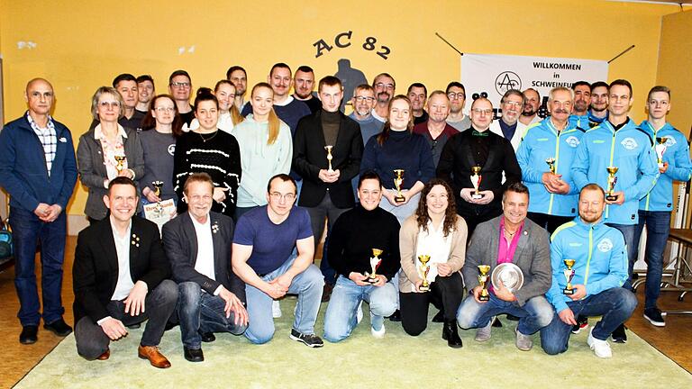 Der Bezirk Unterfranken im Bayerischen Gewichtheber- und Kraftsportverband (BGKV) ehrte bei seiner Bezirksversammlung die erfolgreiche Sportlerinnen und Sportler aus der Region. Der Bezirk Unterfranken im Bayerischen Gewichtheber- und Kraftsportverband (BGKV) ehrte bei seiner Bezirksversammlung die erfolgreiche Sportlerinnen und Sportler aus der Region.