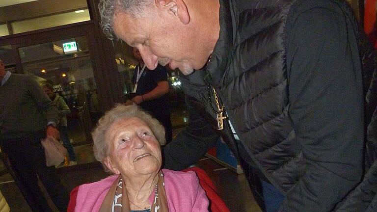 Treuester Fan: Die 100-jährige Anni Ehrenfels aus Karlburg war ihrem Idol ganz nahe.&nbsp;