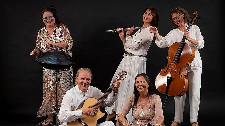 Mitsingen ist ausdrücklich erwünscht beim Konzert von Jadoo Ananda, der Begleitband des Varietéfestivals.
