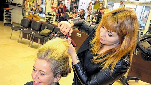 Jetzt wird toupiert: Anna Dömling bei der Arbeit.