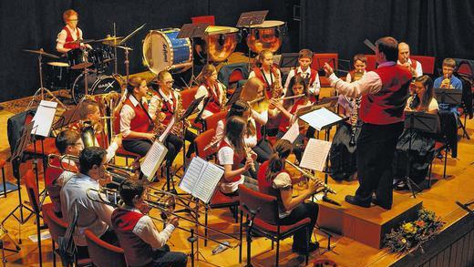 Neue Handschrift: Seit Januar hat mit Jürgen Kunkel ein musikbesessener Dirigent die Ausbildung und Leitung beim zweiten Gräfendorfer Orchester übernommen. Mit drei Stücken, extra für Jugendorchester geschrieben, begeisterte das Nachwuchsorchester beim Frühjahrskonzert. Neue Handschrift: Seit Januar hat mit Jürgen Kunkel ein musikbesessener Dirigent die Ausbildung und Leitung beim zweiten Gräfendorfer Orchester übernommen. Mit drei Stücken, extra für Jugendorchester geschrieben, begeisterte das Nachwuchsorchester beim Frühjahrskonzert.