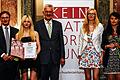 In der Kategorie Hauptschulen landete der &bdquo;Wallburg Express&ldquo; der Georg-Göpfert-Volksschule in Eltmann auf dem 2. Platz. Unser Bild zeigt die Redaktion der Schülerzeitung zusammen mit Kai Mungenast (Geschäftsführender Bundesvorstand Jugendpresse Deutschland/links) und Bundesratspräsident Winfried Kretschmann.