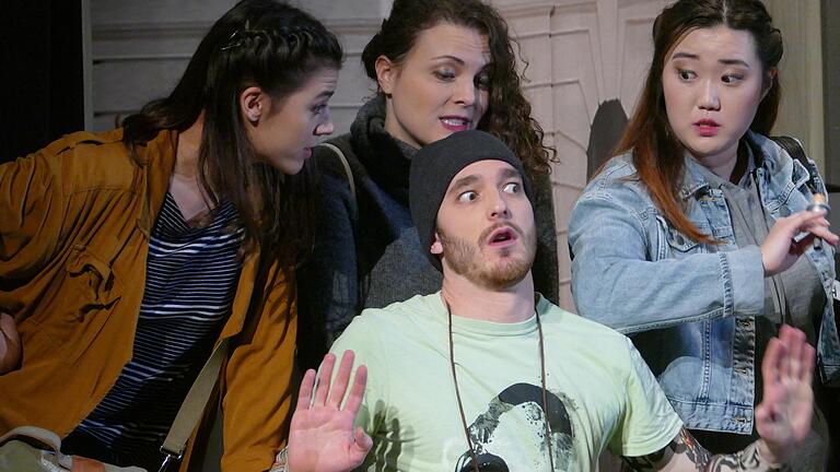 Jetzt besser kein falsches Wort: Papageno (Uli Bützer) und die drei Damen (Megan Henry, Tamara Nüssl, Hyun Min, von links). Jetzt besser kein falsches Wort: Papageno (Uli Bützer) und die drei Damen (Megan Henry, Tamara Nüssl, Hyun Min, von links).